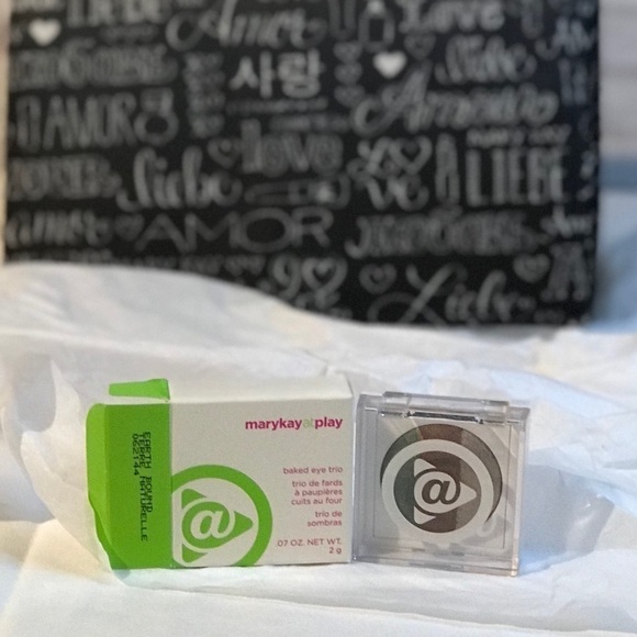 🎉RARE🎉 MARY KAY AT PLAY BAKED TRIO EYE SHADOW IN EARTH BOUND - Picture 2 of 3